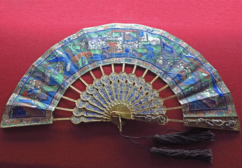 银鎏金广州十三行商馆图贴象牙脸人物故事伸缩扇