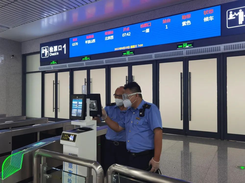 工作人员正在检票口做准备