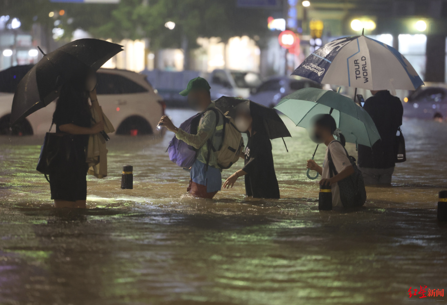 ↑8日晚，韩国首尔江南区道路被淹