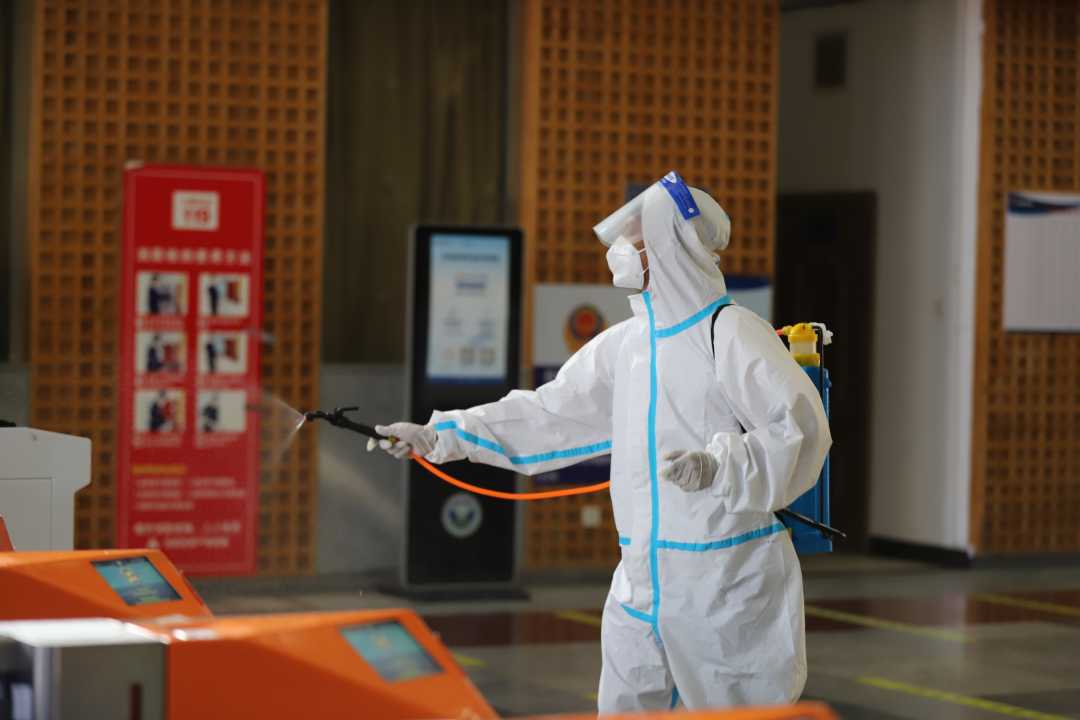 拉萨火车站工作人员正在进行防疫消杀工作.李海星摄