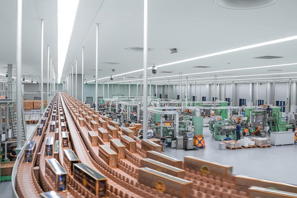 图为常德卷烟厂卷包车间生产现场