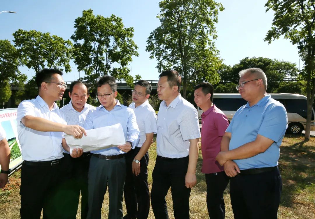 8月9日,湘潭市委副书记,市长胡贺波率队到湘潭县督查调研耕地恢复