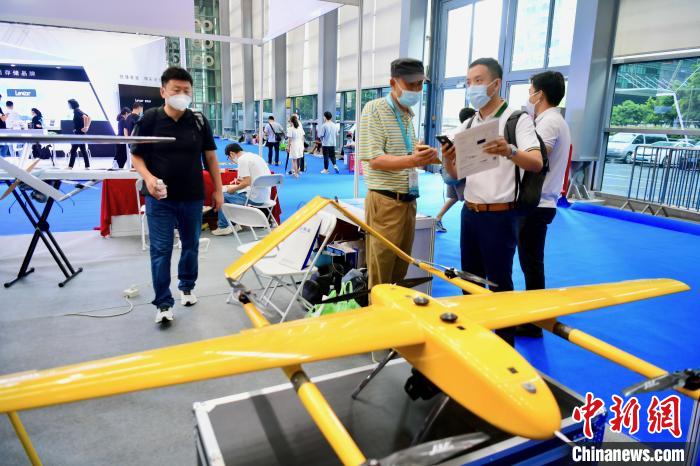 图为2022第七届深圳国际无人机展览会参展商展出的新品。陈文 摄