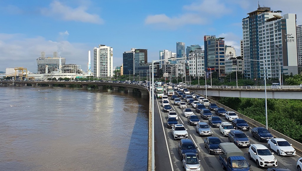 韩国首都圈遭遇特大暴雨后首尔交通出现严重拥堵