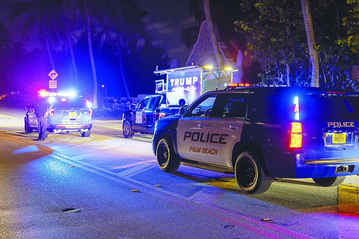 FBI 8日搜查特朗普的：庄园。图为警察在庄园外。 （IC photo）