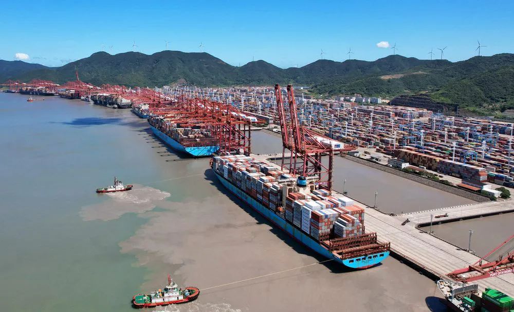 宁波舟山港穿山港区集装箱作业场景.吴东泽 摄