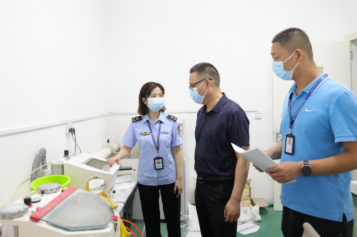 图为药监部门稽查人员对义齿生产企业开展质量安全检查.(程奇/摄)