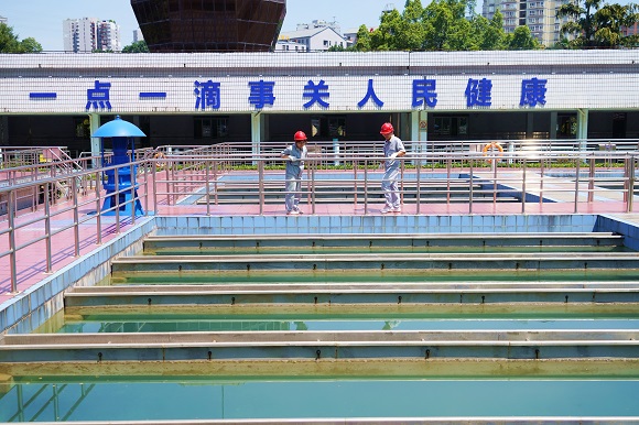 市自来水公司工作人员正在巡检工艺水池。重庆水务集团供图