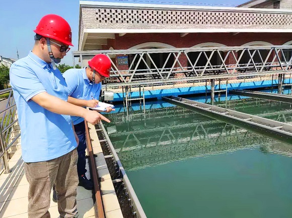 两江水务公司巡检人员正在查看净水工艺运行情况。重庆水务集团供图