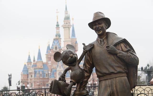 華特·迪士尼與米奇雕塑。