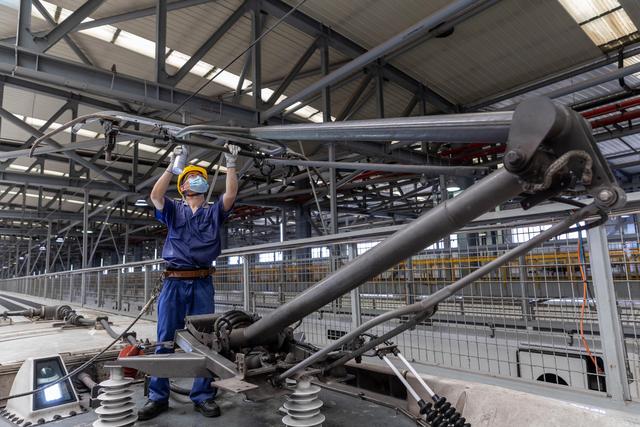 8月10日，动车组机械师袁洋对受电弓碳滑板进行漏风试验。新华社记者 王翔 摄