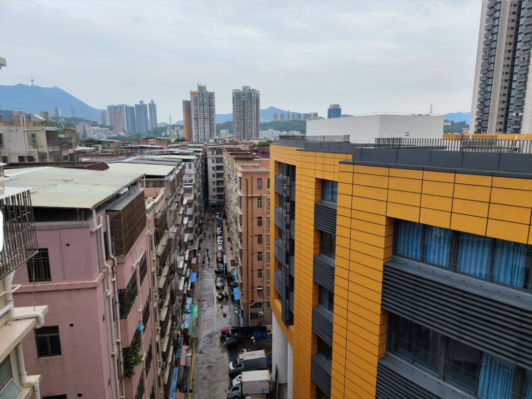 在黄贝岭一栋"握手楼"的楼顶俯瞰街巷.总台央广中国之声记者管昕摄