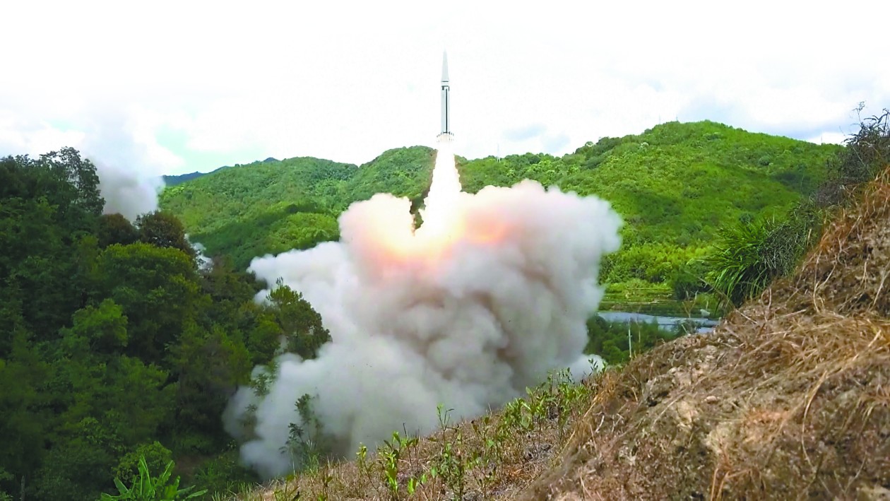 解放军火箭军导弹进行实弹射击训练。
