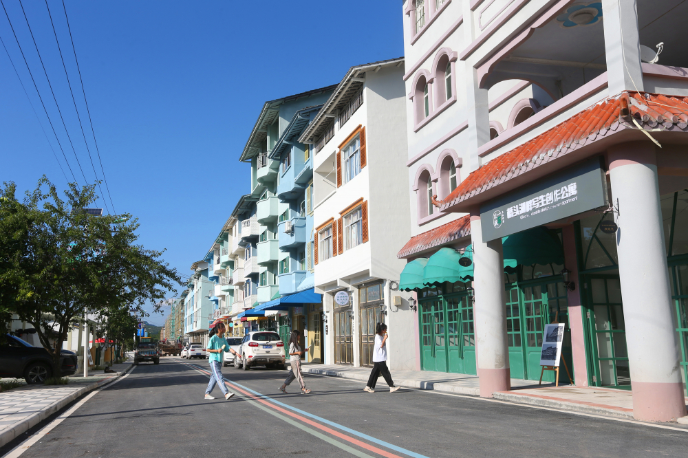 7月28日,石柱桥头镇长沙村,原来村民的土瓦房被政府打造成多彩房屋