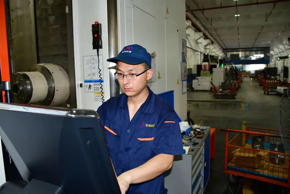 常德市佳鸿机械有限责任公司工人正在加工机械零部件.(受访者供图)