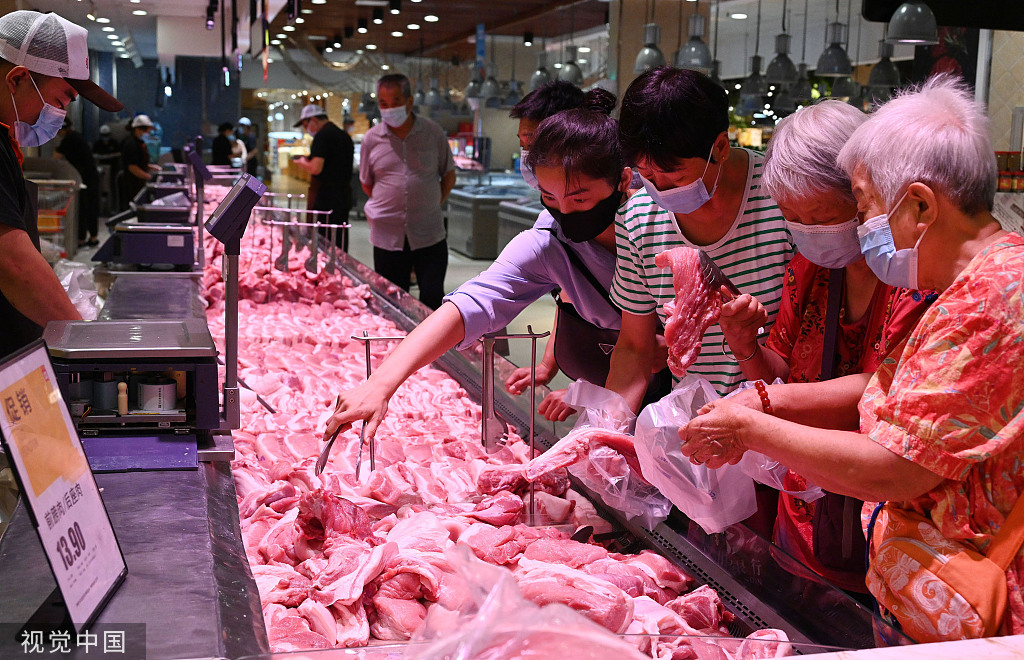2022年8月10日,顾客在河北省邯郸市丛台区一家超市购买肉类.