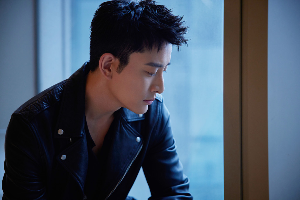 贾乃亮《怎么办!脱口秀专场》造型写真公开 黑衣帅哥若有所思