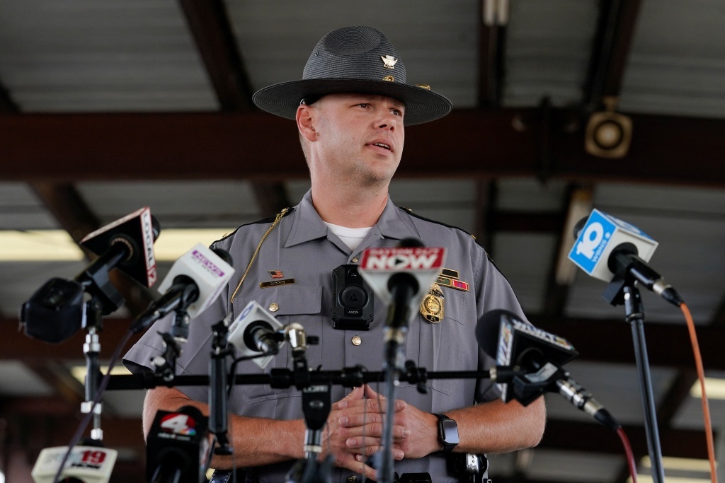 美国男子持枪硬闯fbi大楼 与警方对峙超6小时后被击毙|美国_新浪财经