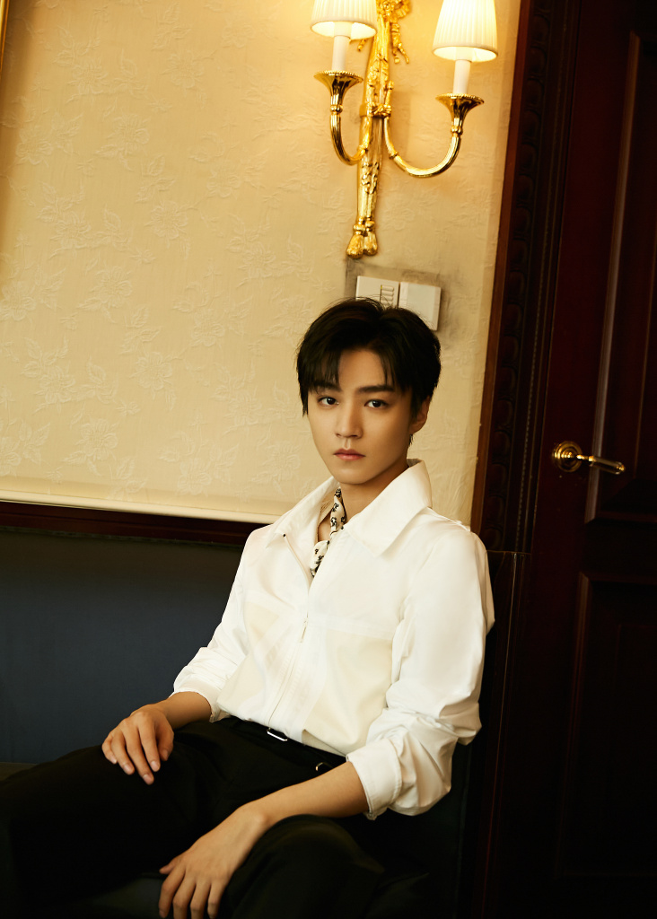 王俊凯电影断桥见面会造型写真释出白衬衫男神少年感满分