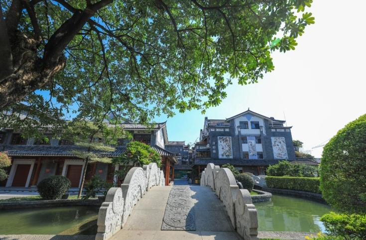 桂城平洲社区玉器街翠宝园内的小桥流水，古香古色