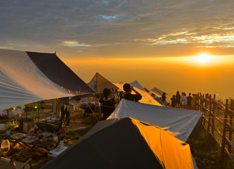 7月23日,渝北区云龟山风景区露营基地,游客在欣赏夕阳美景.