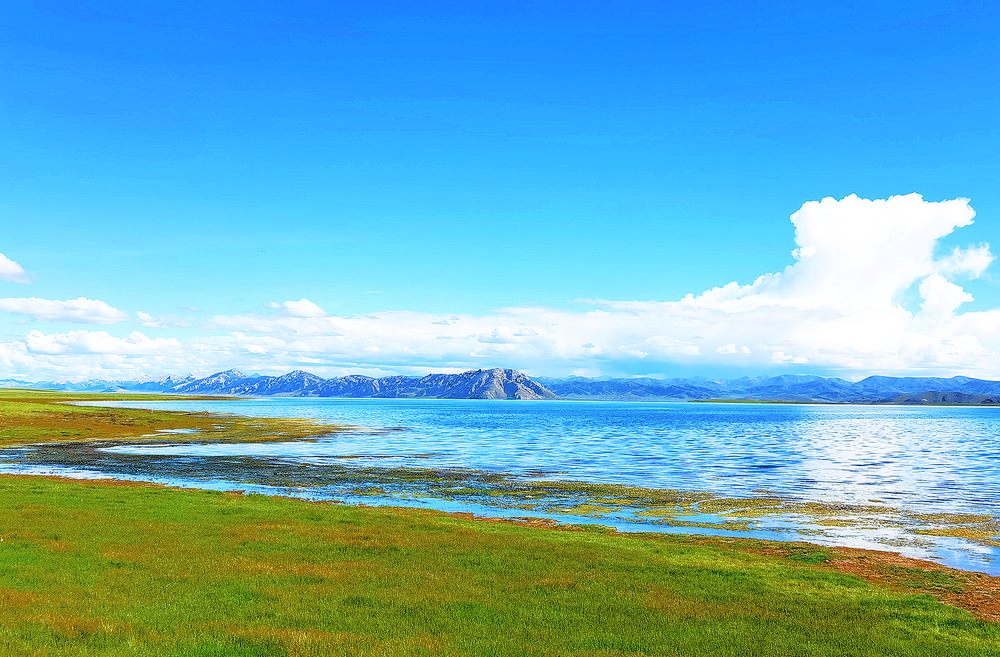 时值八月，千山环抱的冬格措纳湖美如诗画。本报记者 王煜鹏 摄