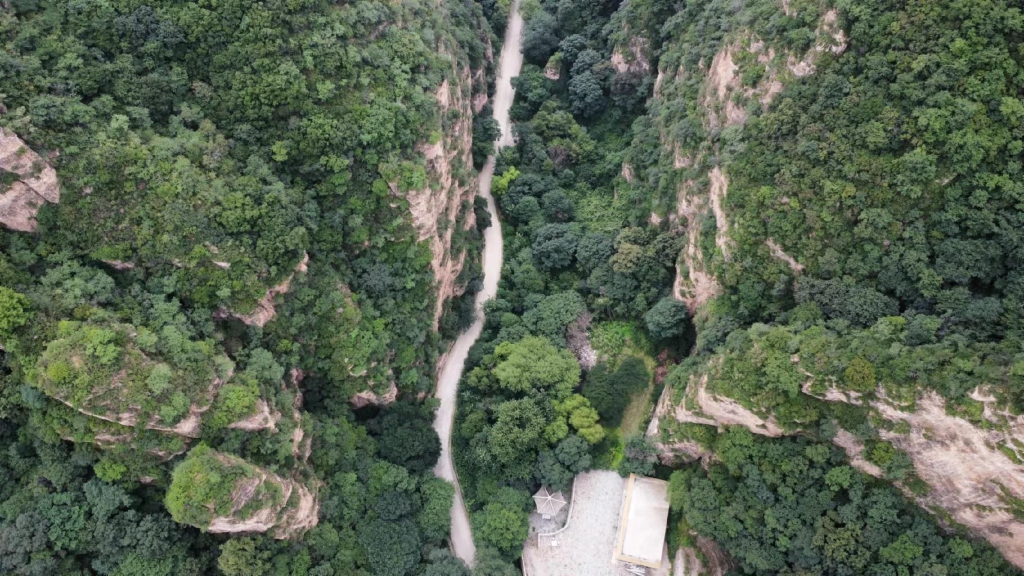 俯瞰峡谷中窄窄的小路。新京报记者 周怀宗 摄
