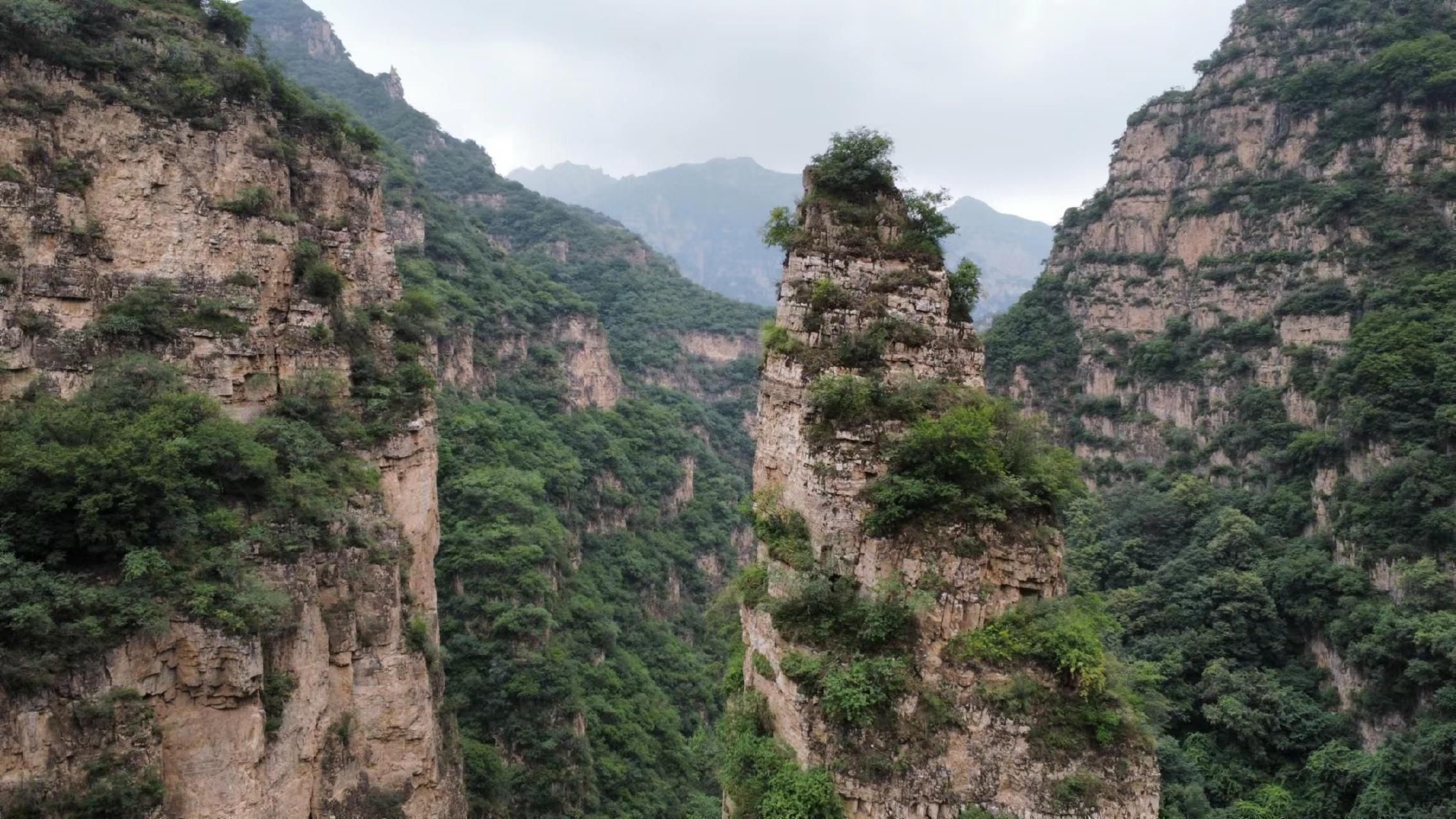 峡谷内独立成峰的“天王塔”。新京报记者 周怀宗 摄