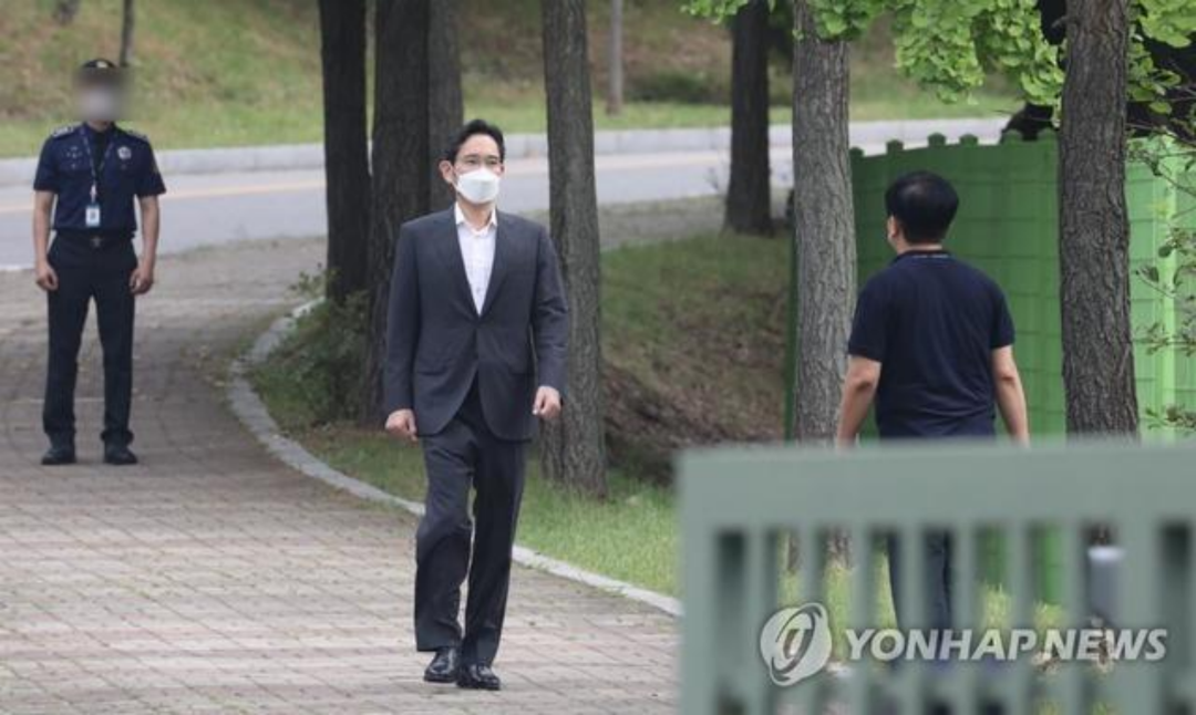 2021年8月13日，李在镕获得假释出狱 图：韩联社