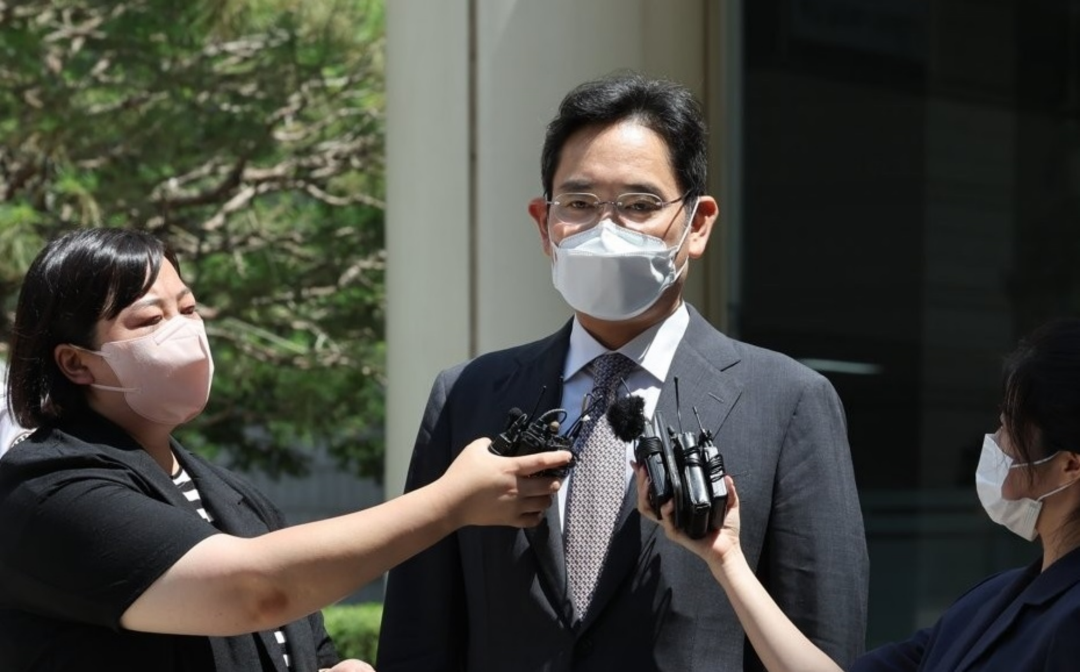 8月12日，在首尔中央地方法院，三星电子副会长李在镕出庭受审后对获赦发表立场 图：韩联社