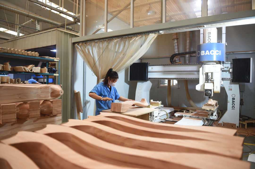 8月13日,位于河北省邢台经济开发区的河北蓝鸟家具股份有限公司工人在