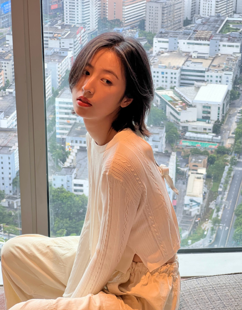 周雨彤发布一组天台随拍恣意回眸大秀精致颜值