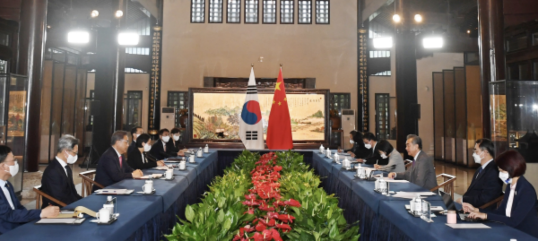 8月9日,王毅同韩国外长朴振举行会谈 图:外交部网站