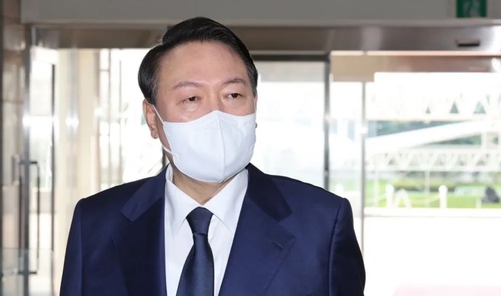 8月12日,在首尔龙山总统府,尹锡悦在上班途中回答记者提问 图:韩国总统室通讯摄影记者团