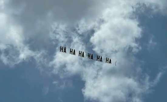 美国一架小型飞机拉着横幅飞行在海湖庄园上空（视频画面截图）