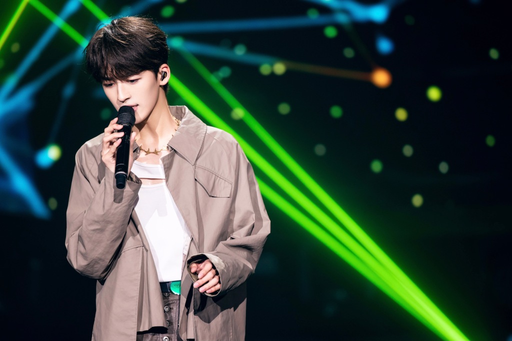 何洛洛新歌《环游宇宙》初舞台曝光  帅气少年跪地激情唱跳