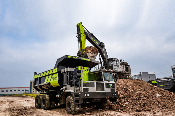 中联重科大型矿山成套设备批量发车