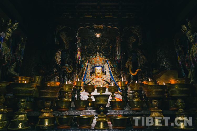 图为大昭寺内供奉的释迦牟尼十二岁等身佛像 摄影:郑朔