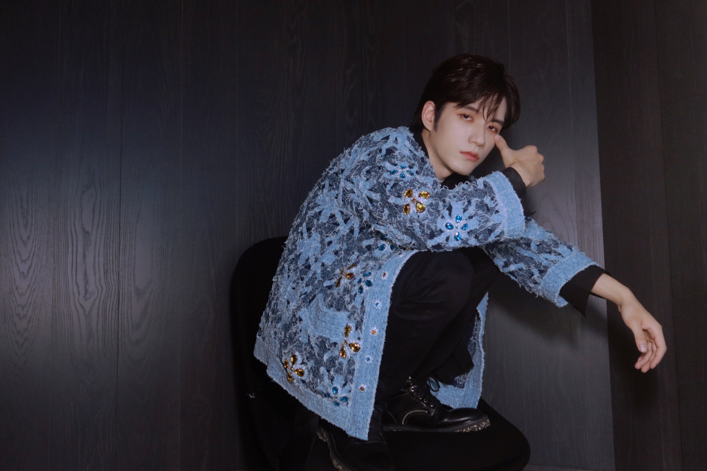 张颜齐蓝色西装造型写真释出  优雅帅气并重