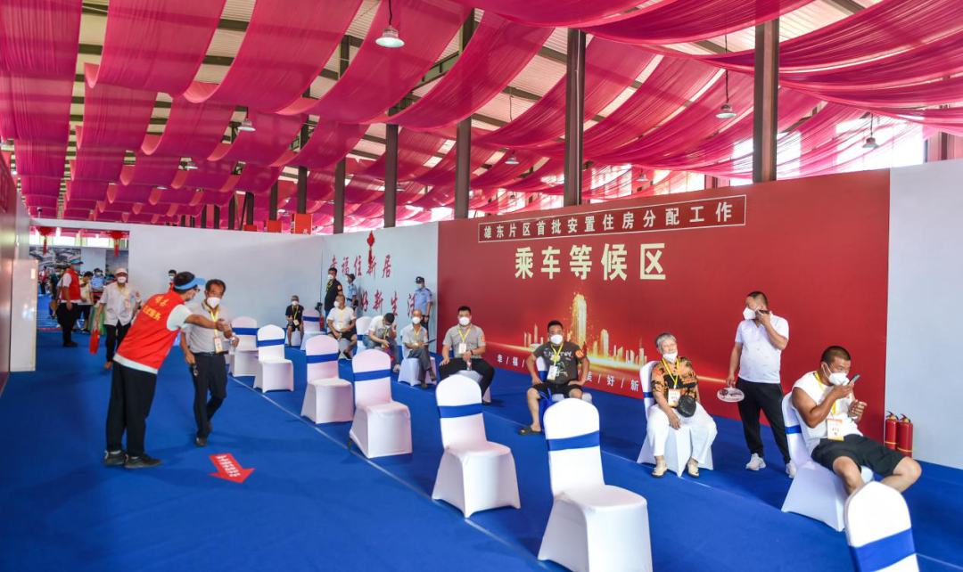 8月15日,雄东片区首批安置住房分配现场摇号工作接驳区,等待前往摇号