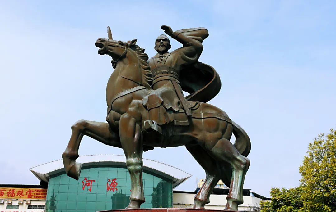 位于河源火车站站前广场的南越王赵佗雕塑