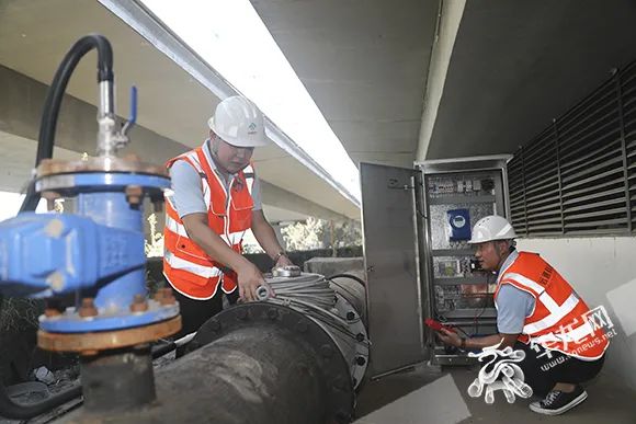 运维人员检测自来水流量压力。华龙网-新重庆客户端首席记者李文科摄