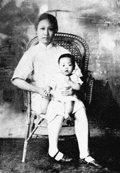 这张照片是1928年赵一曼从苏联回国后在上海拍摄的.新华社发