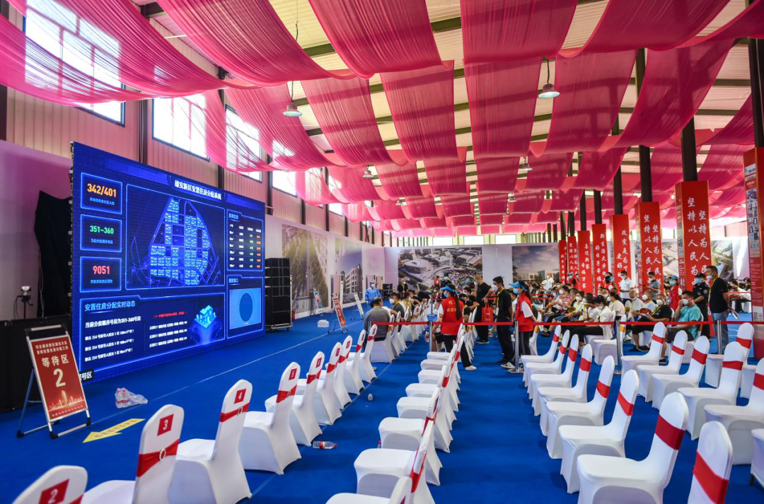 8月15日,雄东片区首批安置住房分配现场摇号工作接驳区,等待前往摇号