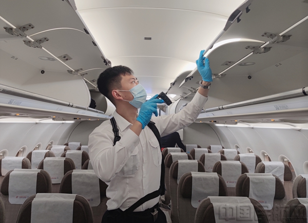 保卫旅客安全,守卫空中秩序,他叫李孟行,是一名航空安全员