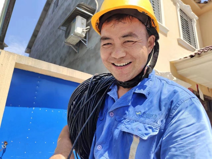移动装机师傅顶着烈日为用户完成了宽带安装