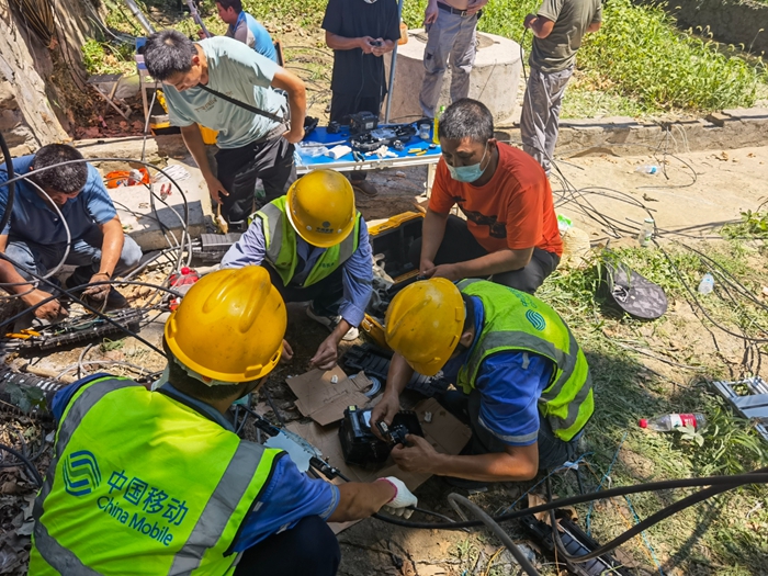 43度的高温下,湖北移动工作人员户外抢修