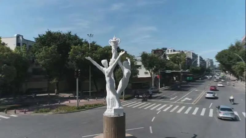 网友建议"三身人"雕像迁往南滨路跳水馆,市城管局回应→|汕头市_新浪