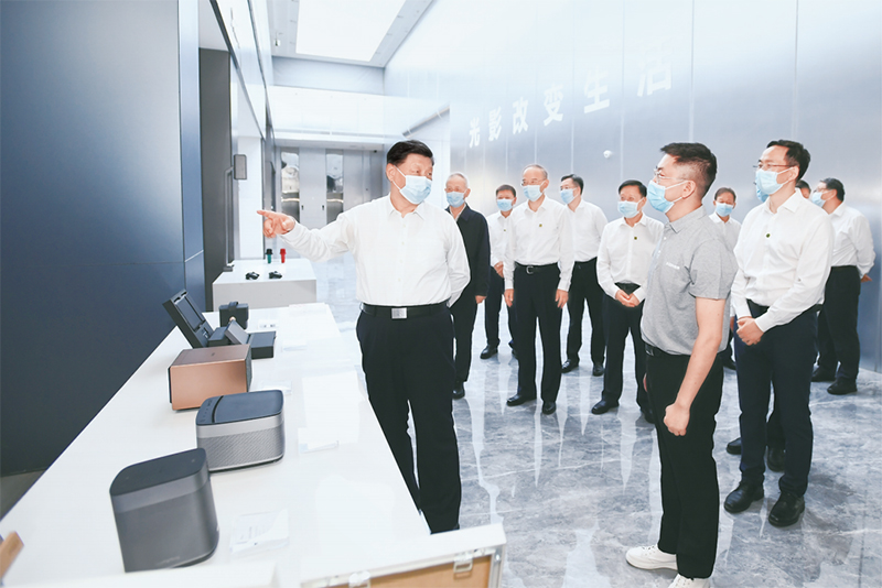 　　2022年6月8日，中共中央总书记、国家主席、中央军委主席习近平在四川考察。这是8日下午，习近平在宜宾市极米光电有限公司考察，了解企业自主创新和产品研发销售情况。　新华社记者 谢环驰/摄