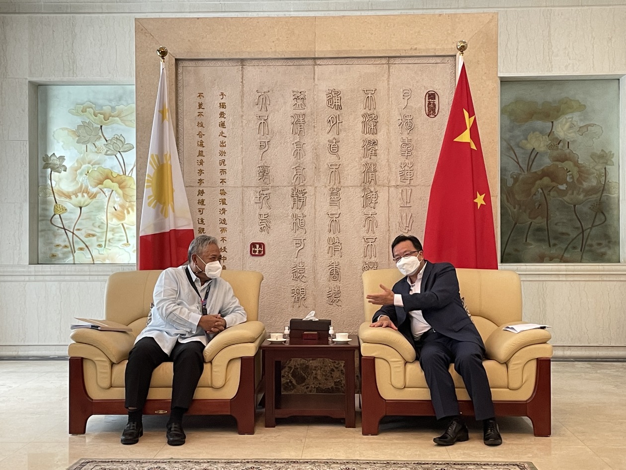 中国驻菲大使黄溪连8月11日会见菲律宾新任交通部长包蒂斯塔。
